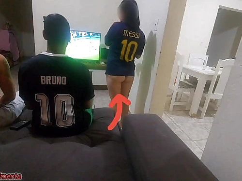 fiz sexo com amigo do meu marido por causa de uma aposta, fiquei com tes&atilde;o e acabei fazendo Double penetration com os dois