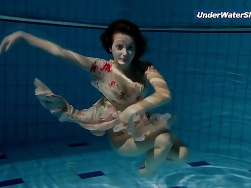 Slowmo nubile in Czech swimming